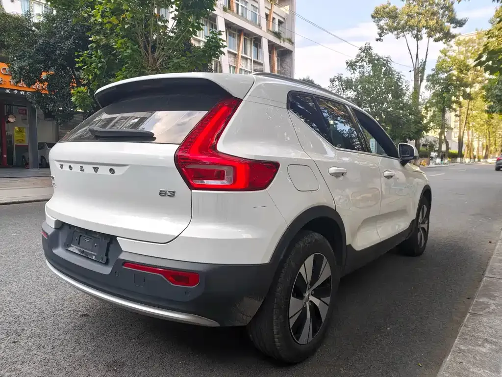 Volvo XC40 — фото 9
