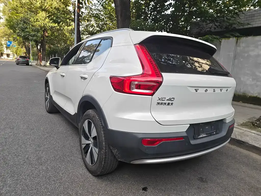 Volvo XC40 — фото 7