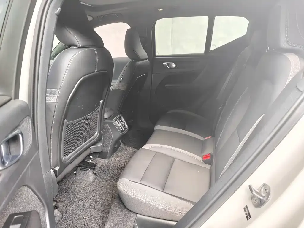 Volvo XC40 — фото 10