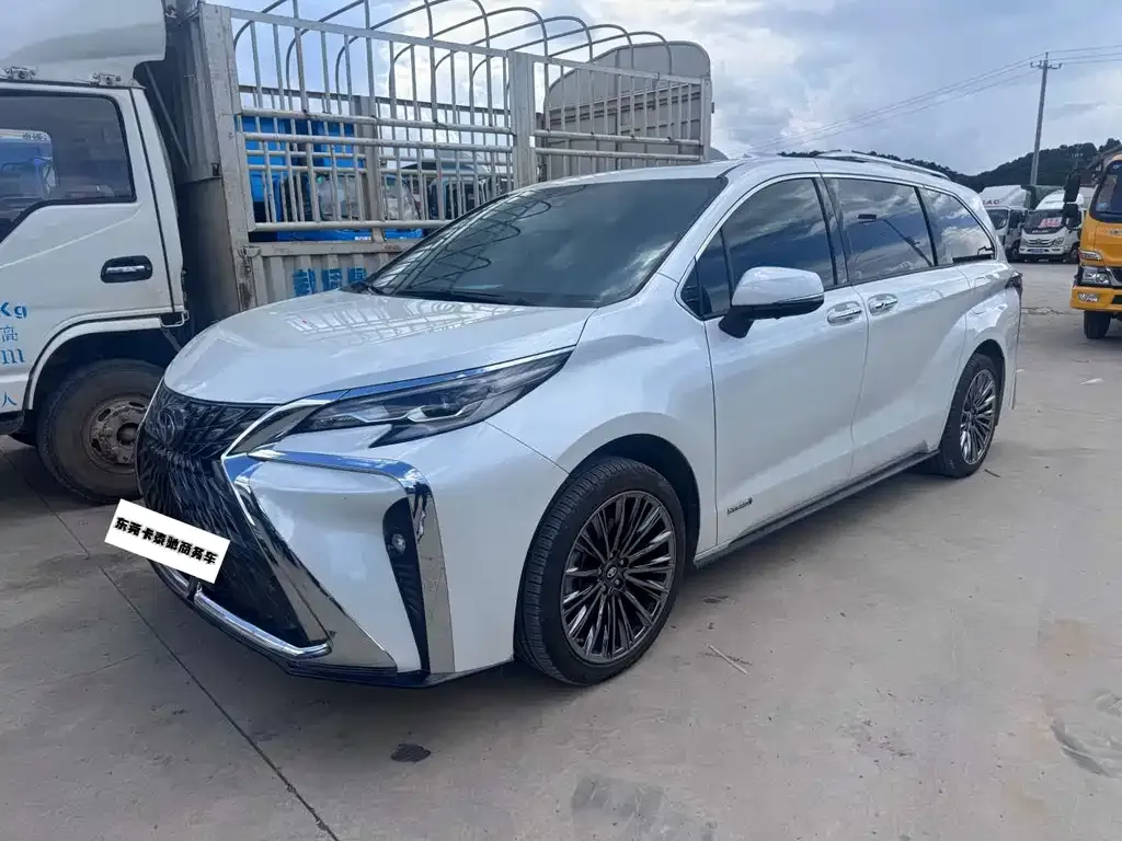 Toyota Sienna — фото 1