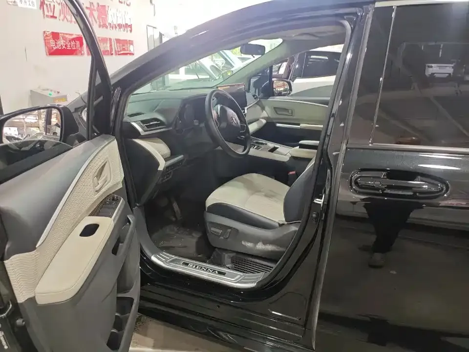 Toyota Sienna — фото 4