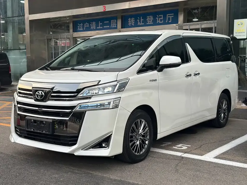 Toyota Vellfire — фото 1