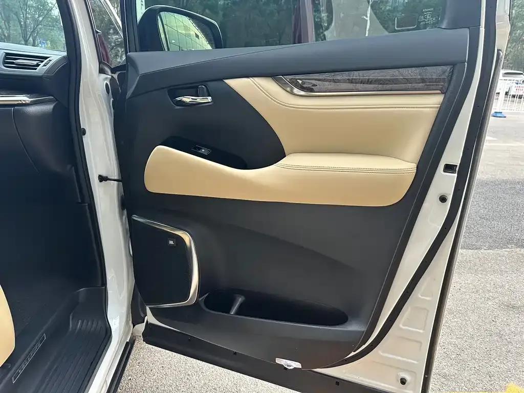 Toyota Vellfire — фото 5