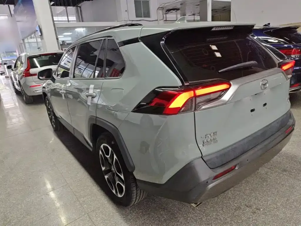 Toyota RAV4 — фото 10