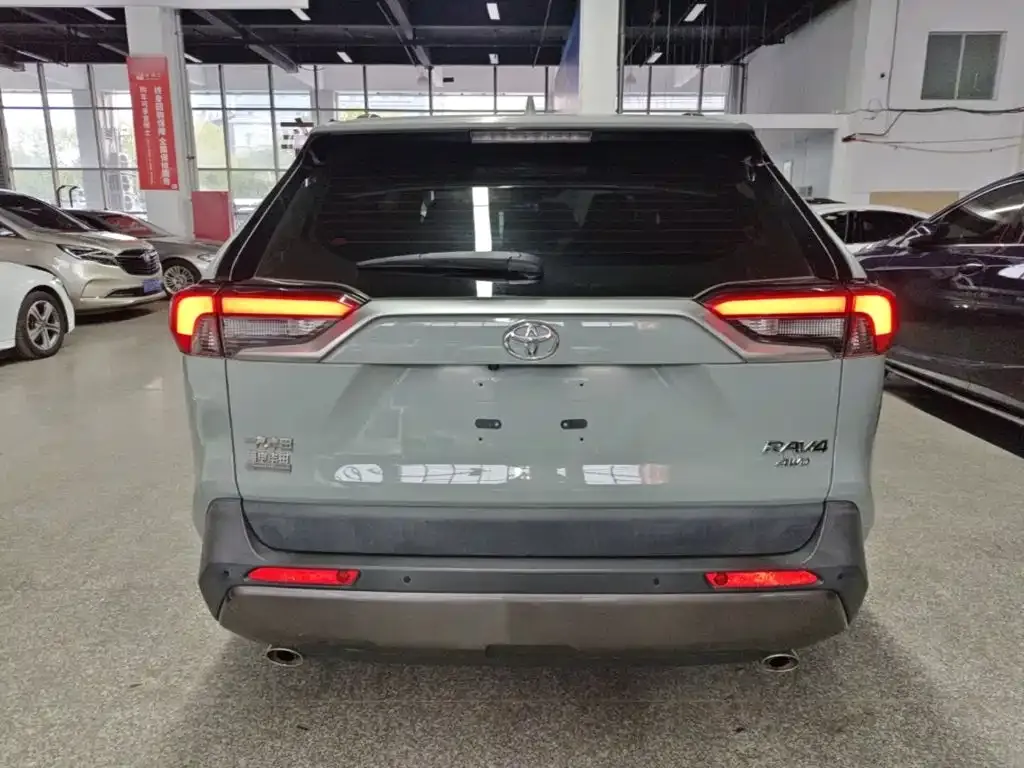 Toyota RAV4 — фото 9