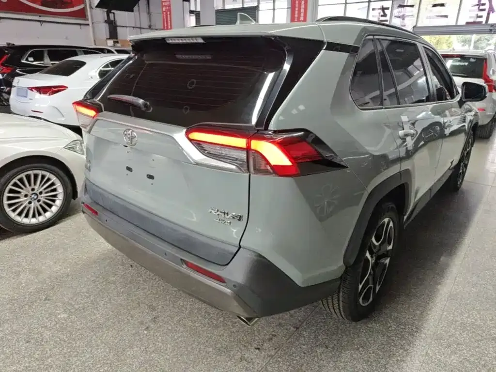Toyota RAV4 — фото 5