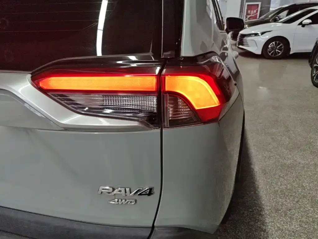 Toyota RAV4 — фото 6