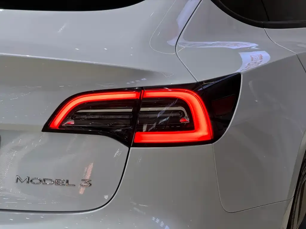 Tesla Model 3 — фото 10