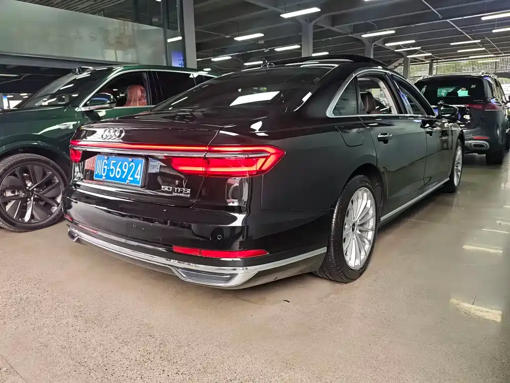 Audi A8 — фото 6