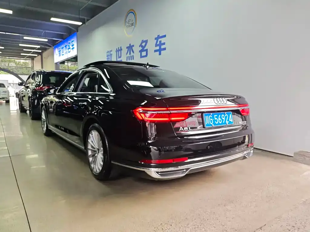 Audi A8 — фото 9