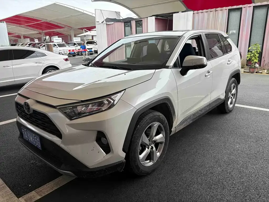 Toyota RAV4 — фото 1