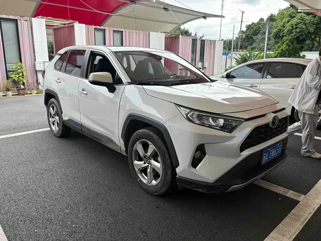 Toyota RAV4 — фото 5