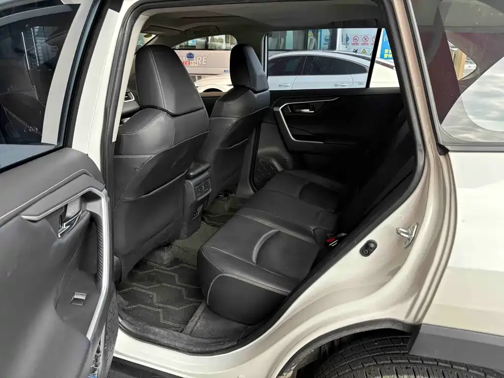 Toyota RAV4 — фото 7
