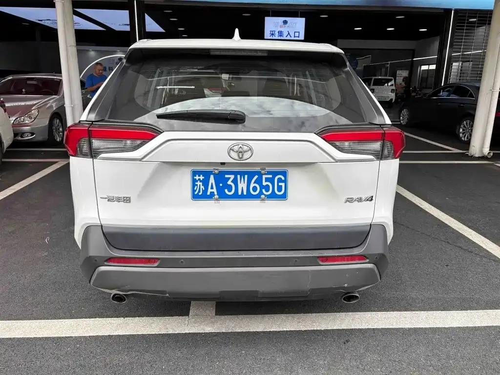 Toyota RAV4 — фото 6