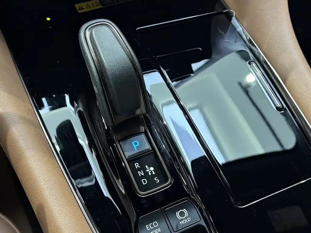 Toyota Alphard — фото 9