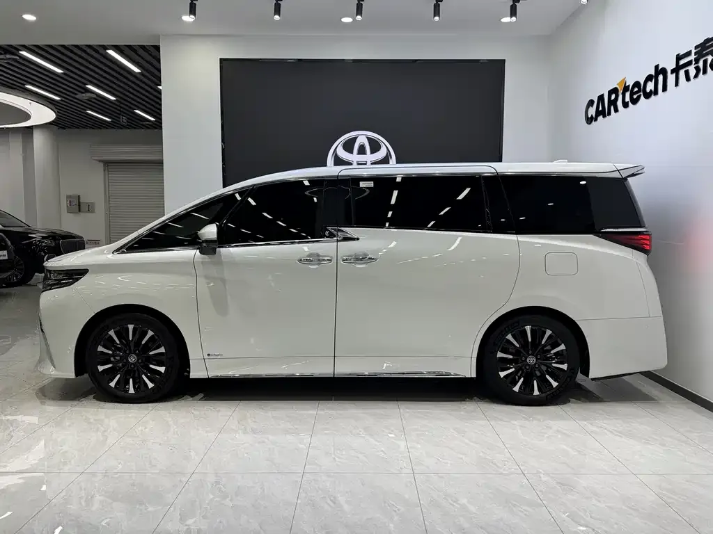 Toyota Alphard — фото 4