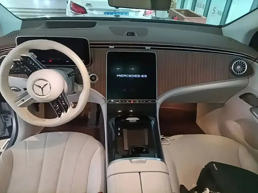 Mercedes-Benz EQE SUV — фото 3