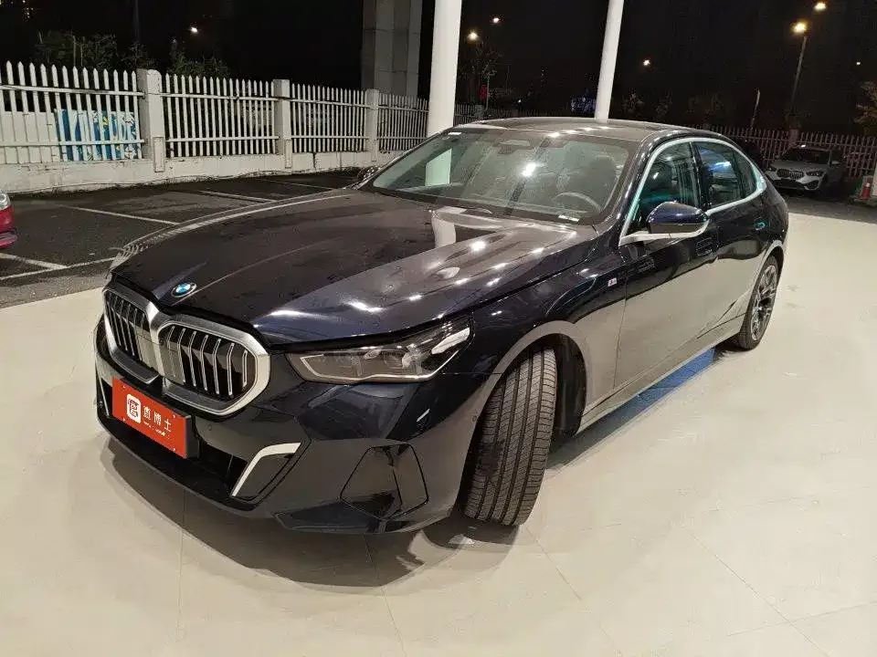 BMW 5 Series — фото 1