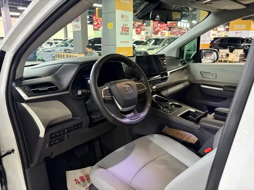 Toyota Granvia — фото 5