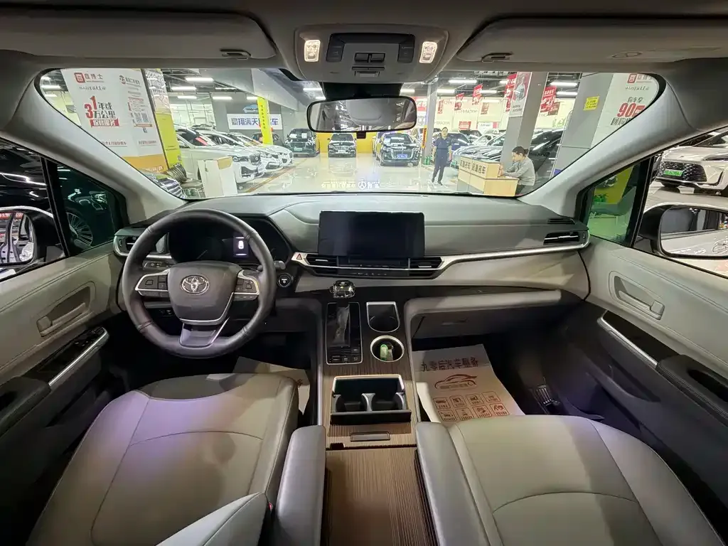Toyota Granvia — фото 8