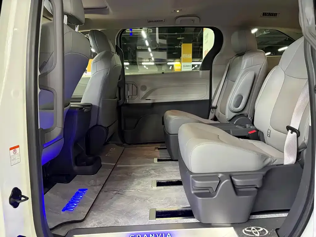Toyota Granvia — фото 6