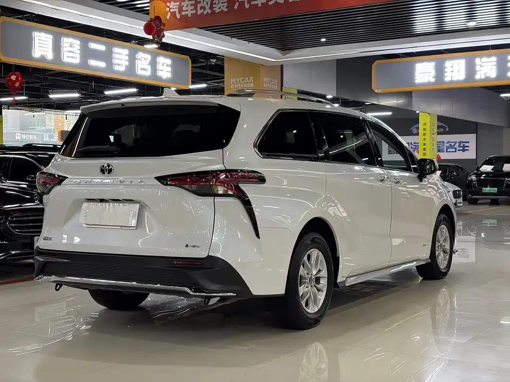Toyota Granvia — фото 4