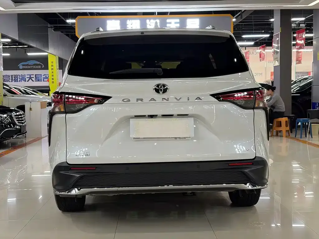 Toyota Granvia — фото 10