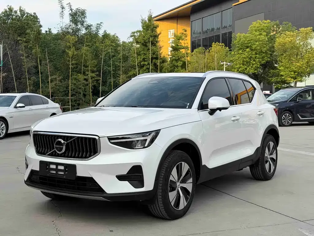 Volvo XC40 — фото 1