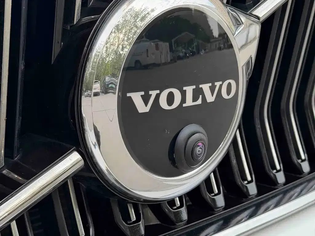 Volvo XC40 — фото 2