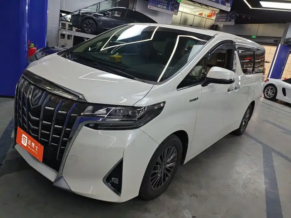 Toyota Alphard — фото 1
