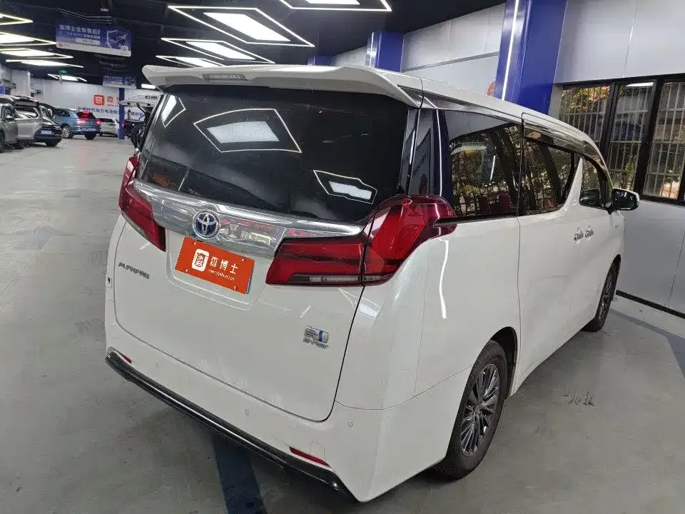 Toyota Alphard — фото 5