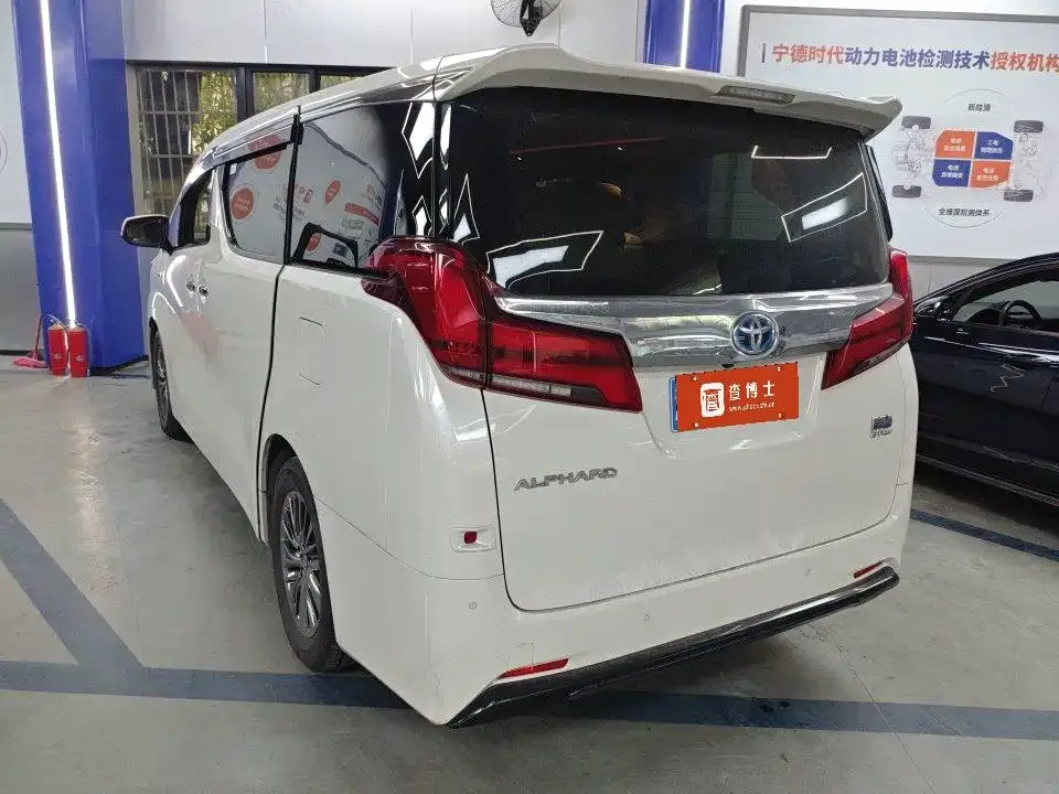 Toyota Alphard — фото 3