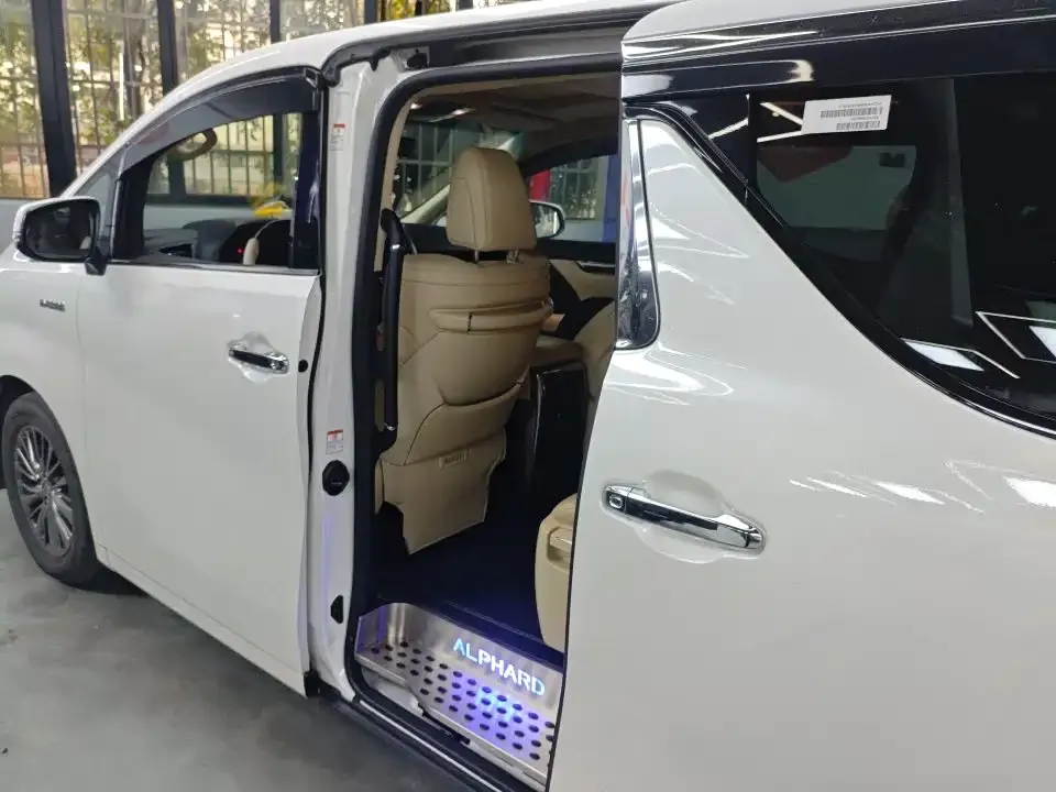 Toyota Alphard — фото 4