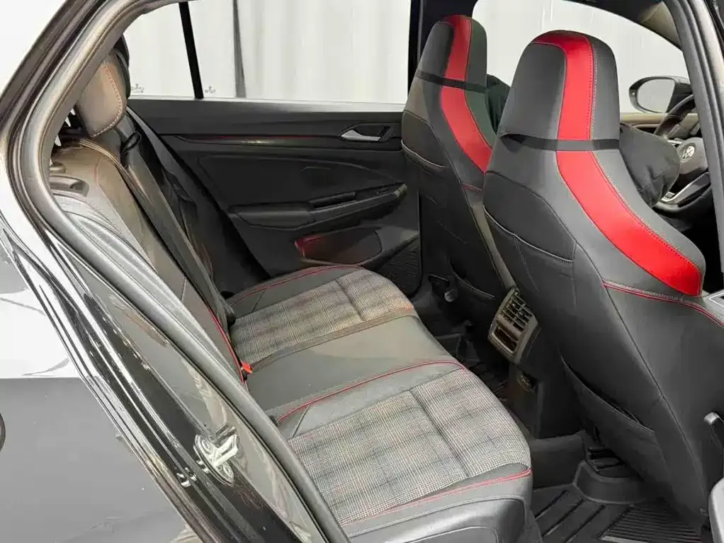 Volkswagen Golf GTI — фото 7
