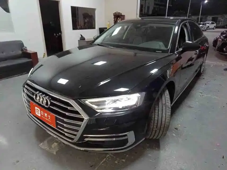 Audi A8 — фото 1