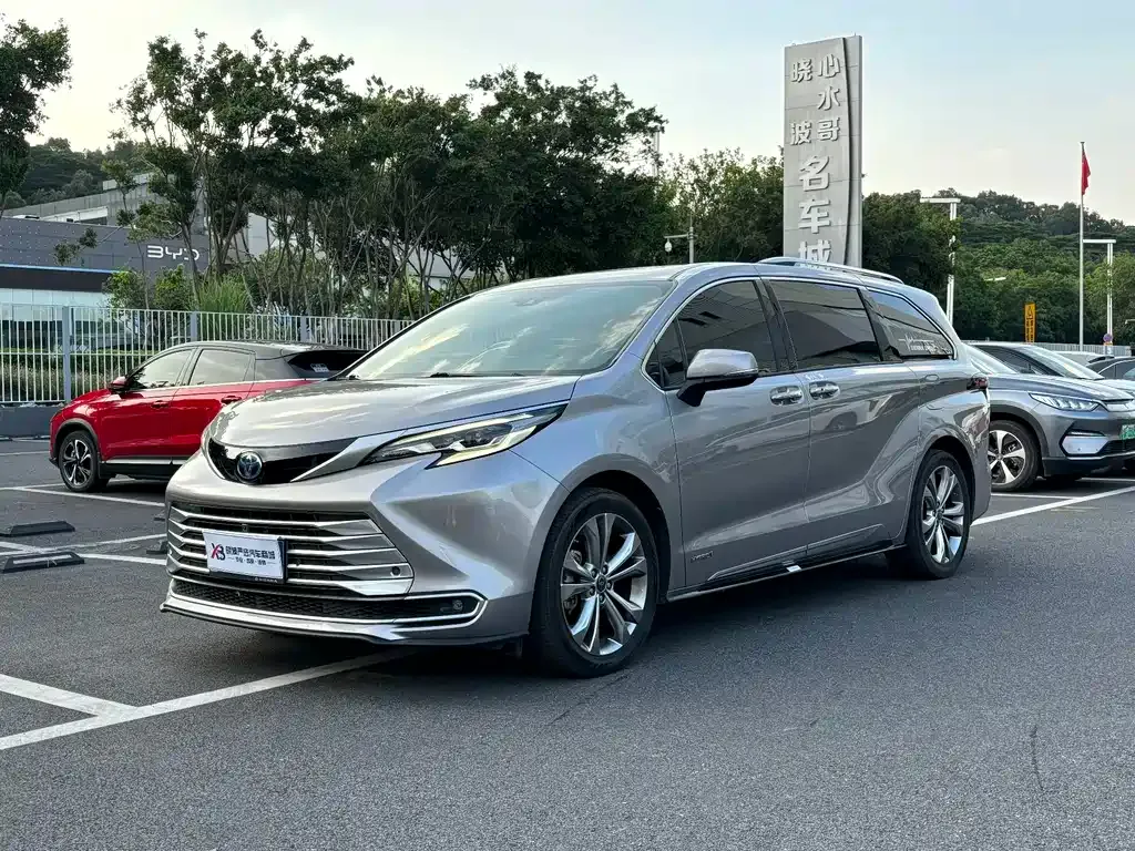 Toyota Sienna — фото 1