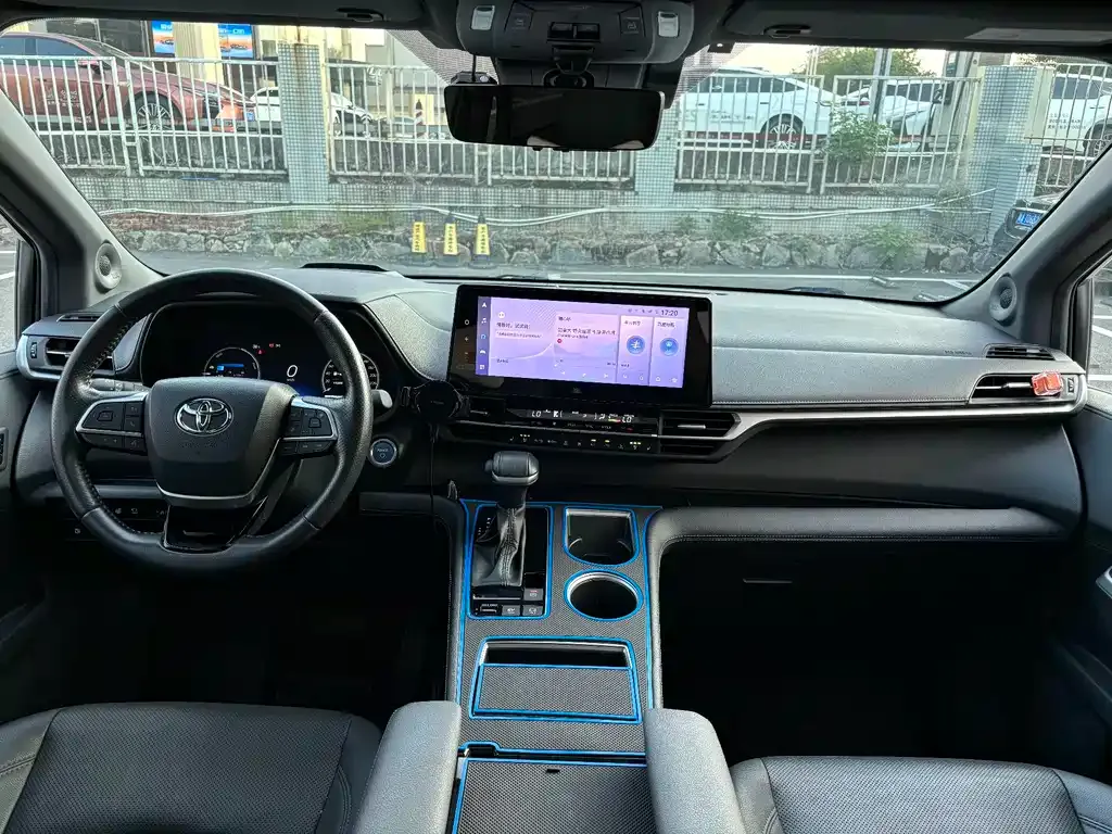Toyota Sienna — фото 5