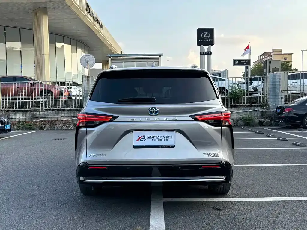 Toyota Sienna — фото 2
