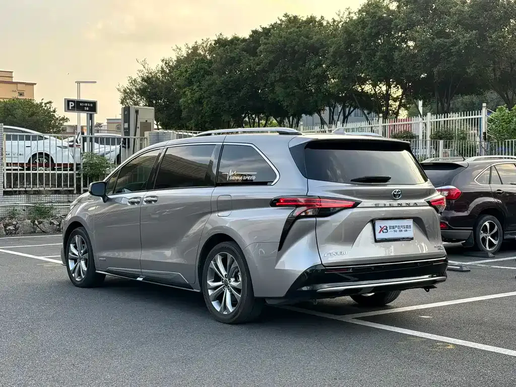 Toyota Sienna — фото 8