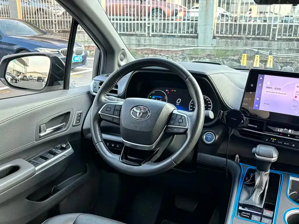 Toyota Sienna — фото 3