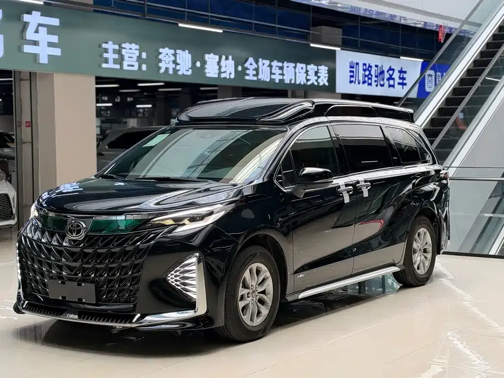 Toyota Granvia — фото 1