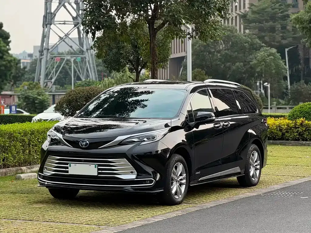 Toyota Sienna — фото 1