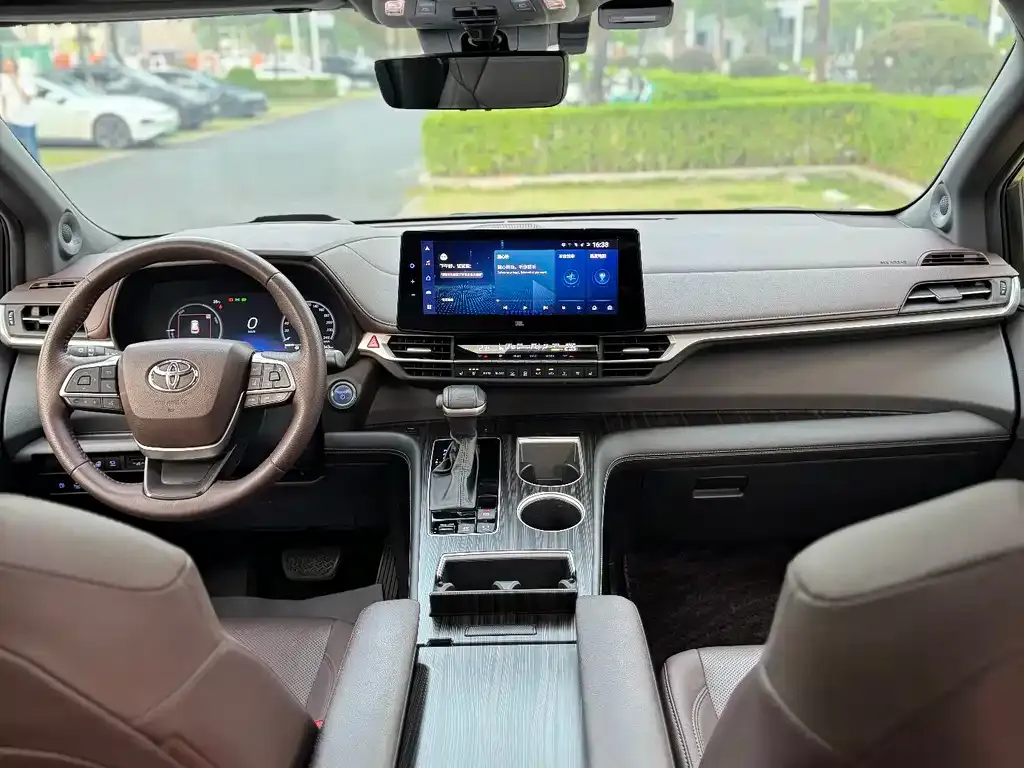 Toyota Sienna — фото 2