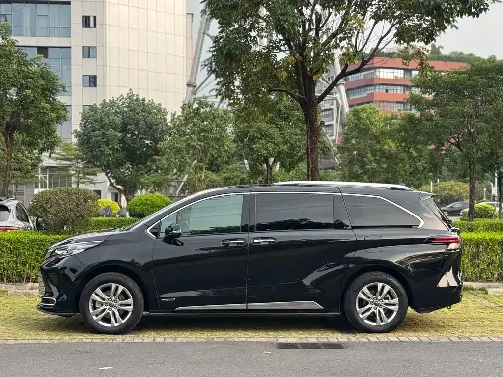 Toyota Sienna — фото 8
