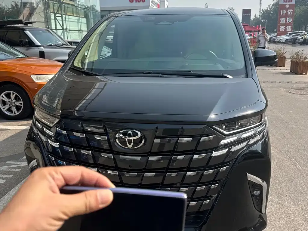 Toyota Alphard — фото 1