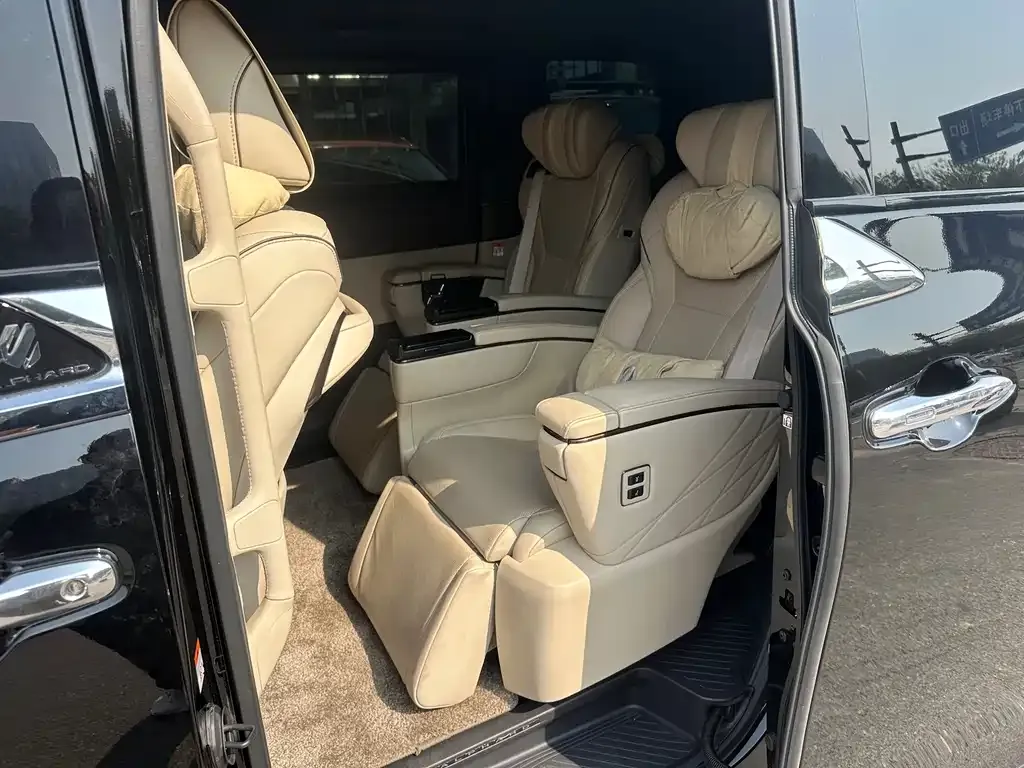 Toyota Alphard — фото 2