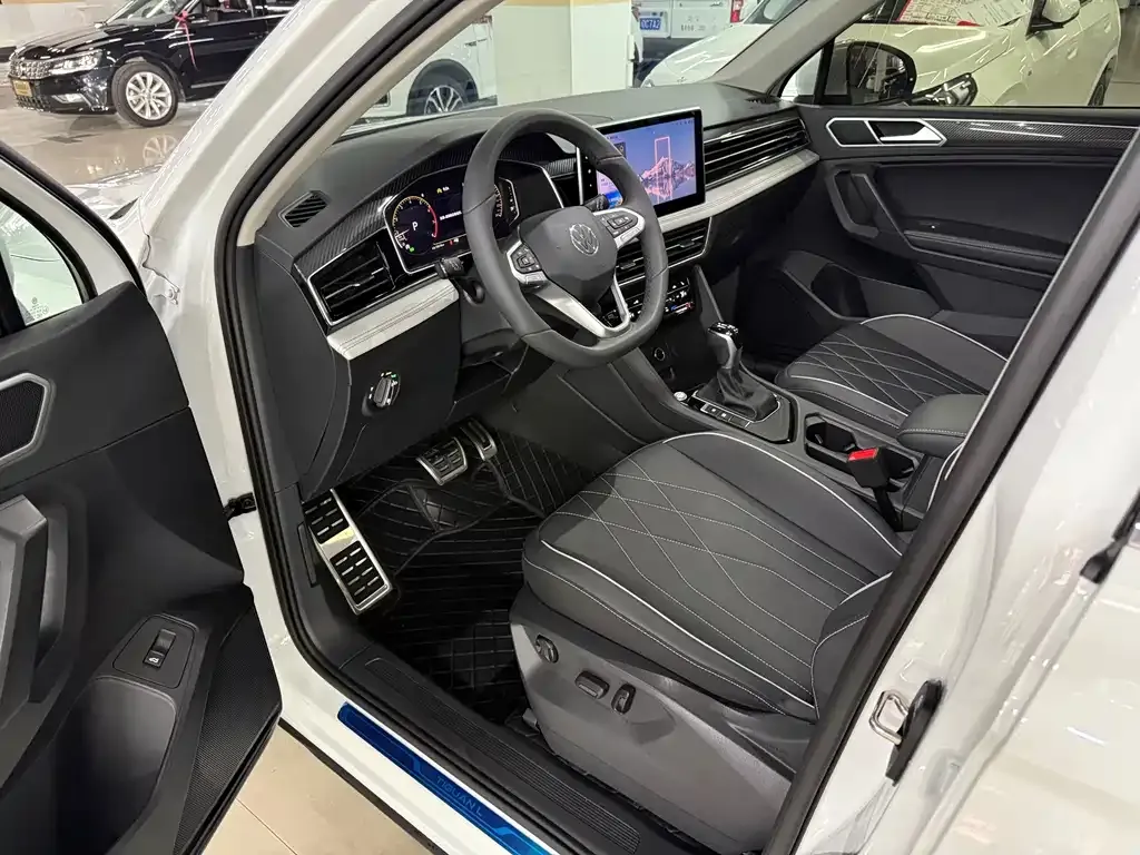 Volkswagen Tiguan L — фото 5