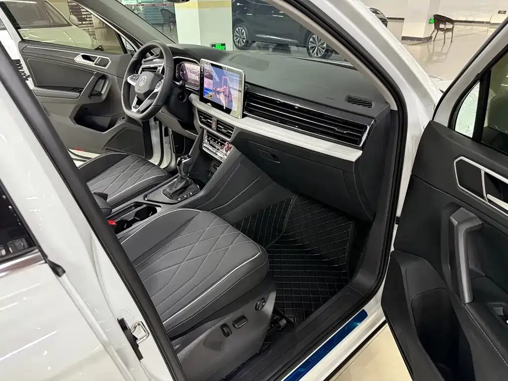 Volkswagen Tiguan L — фото 7