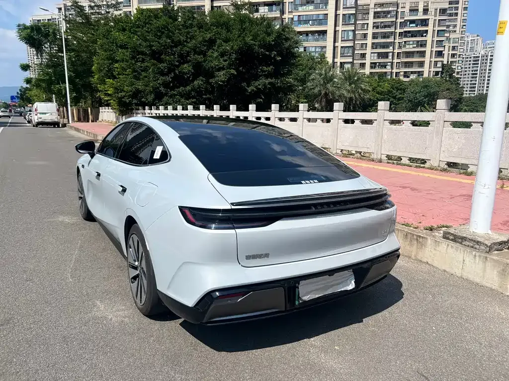 Geely Galaxy E8 — фото 6