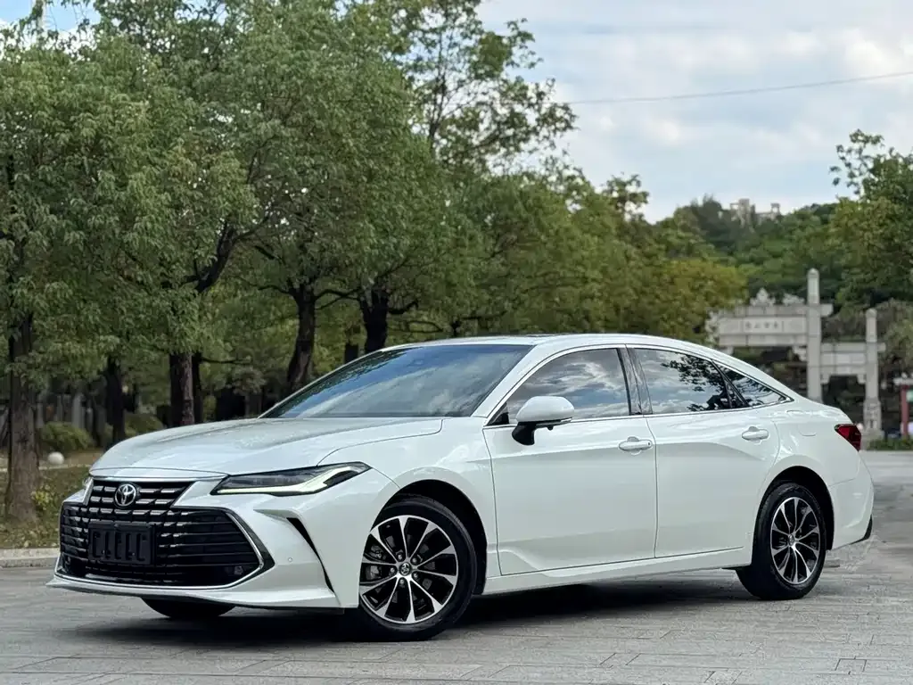 Toyota Avalon — фото 1